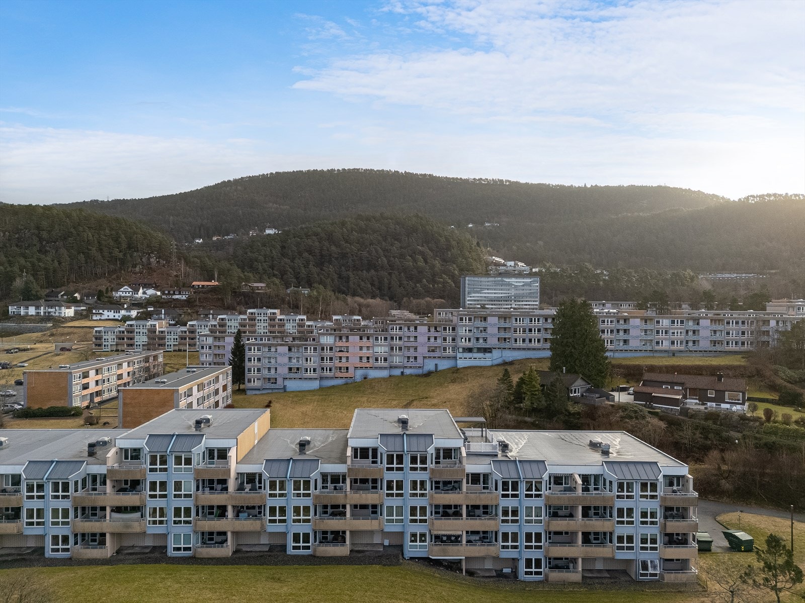 Stor 3-roms leilighet i 2. etasje med 2 altaner like ved Oasen og Bybane Galleribilde