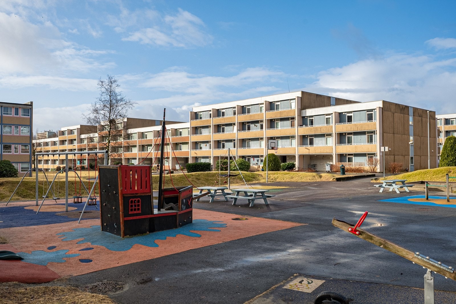 Pent opparbeidet tomt med borettslag med plen, beplantning, grøntarealer, lekeplass og gangveier Galleribilde