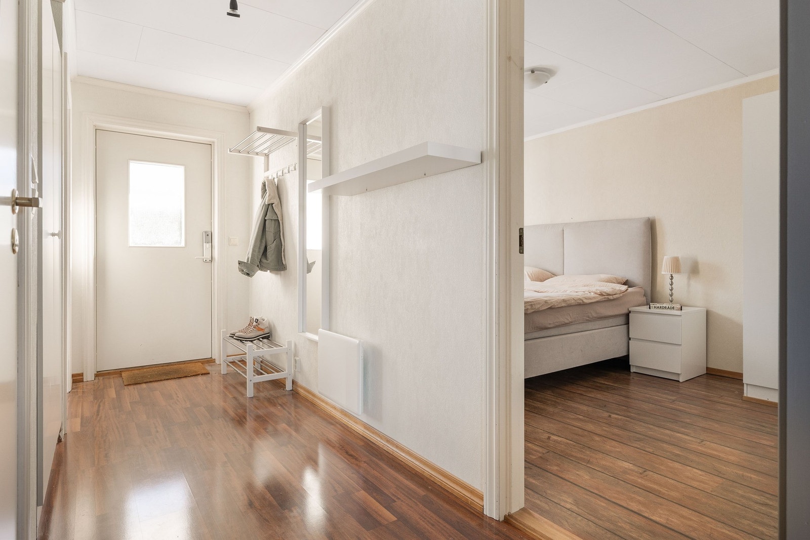 Inngangspartiet har plass til organisering av yttertøy og sko. Galleribilde