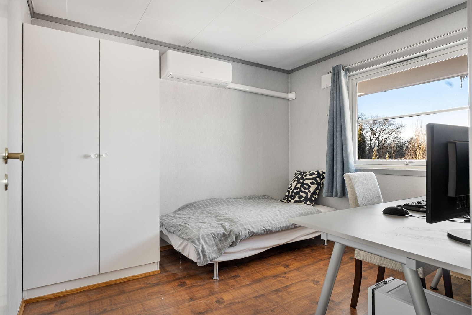 Soverom 2 har også plass til seng, skrivepult og garderobeskap. Perfekt til gjesterom, barnerom eller kontor. Galleribilde