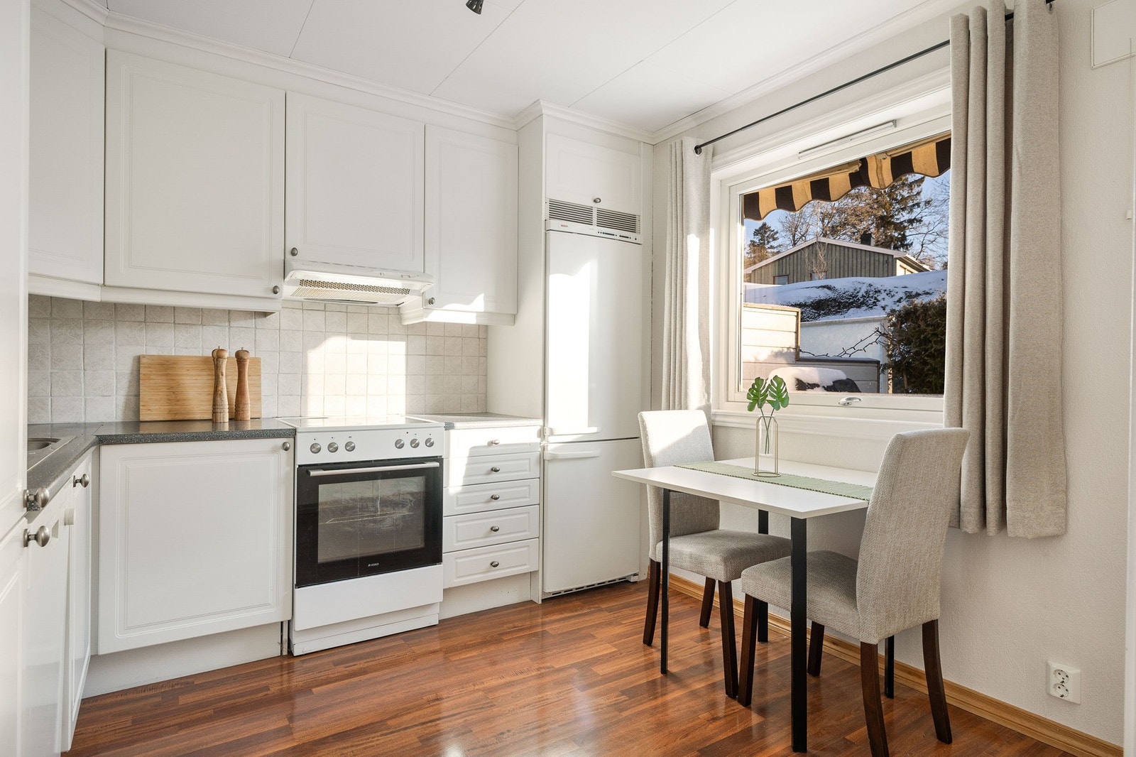 Lyst og funksjonelt kjøkken med profilerte fronter med godt med skapplass og god benkeplass. Galleribilde