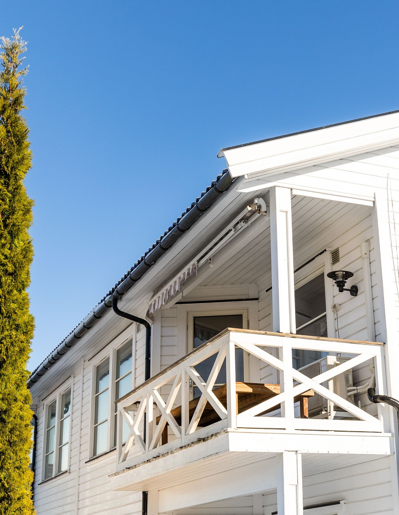 Boligen har veranda med fint utsyn over omgivelsene. Galleribilde