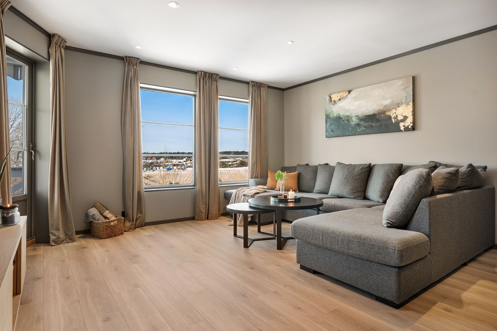 Stuen har god plass til sofagruppe . Galleribilde