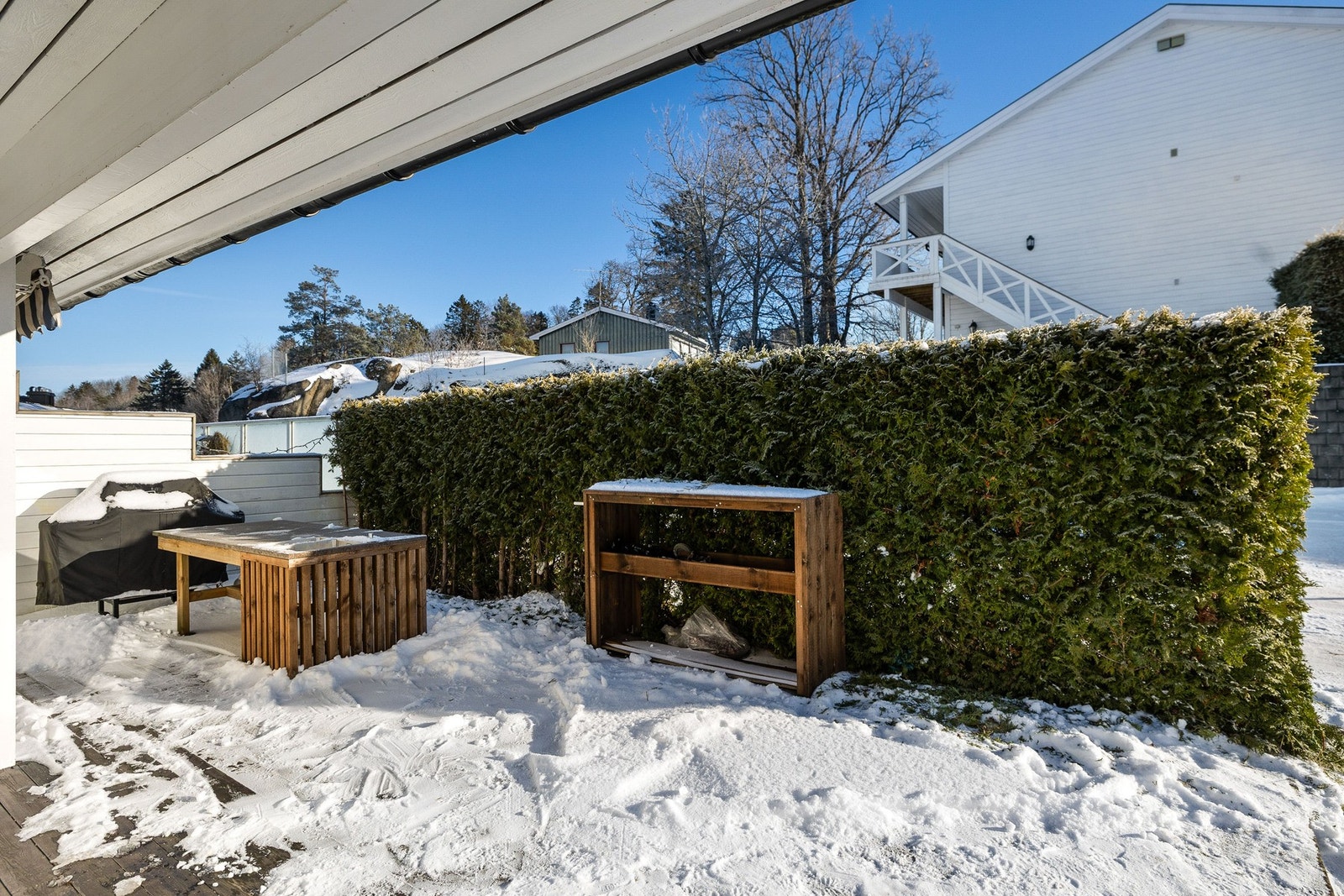 Uteområdet er usjenert og har hekk mot veien. Galleribilde