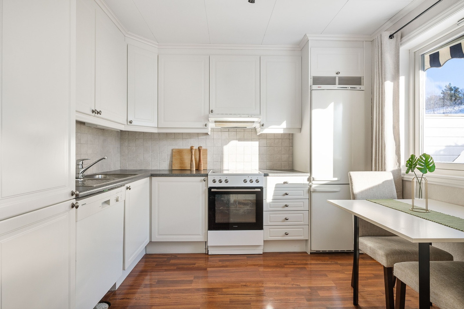 Kjøkkenet har plass til en koselig spiseplass. Galleribilde