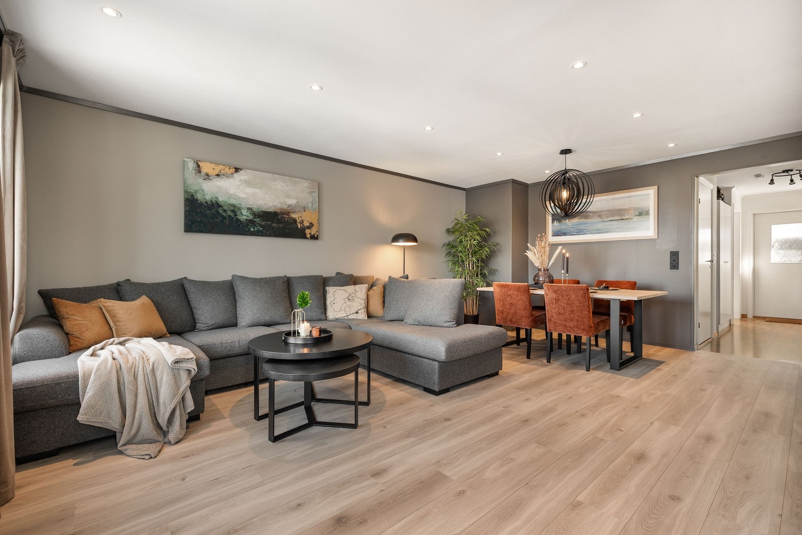 Stuen er praktisk møblert med både sofagruppe og spisestue. Galleribilde