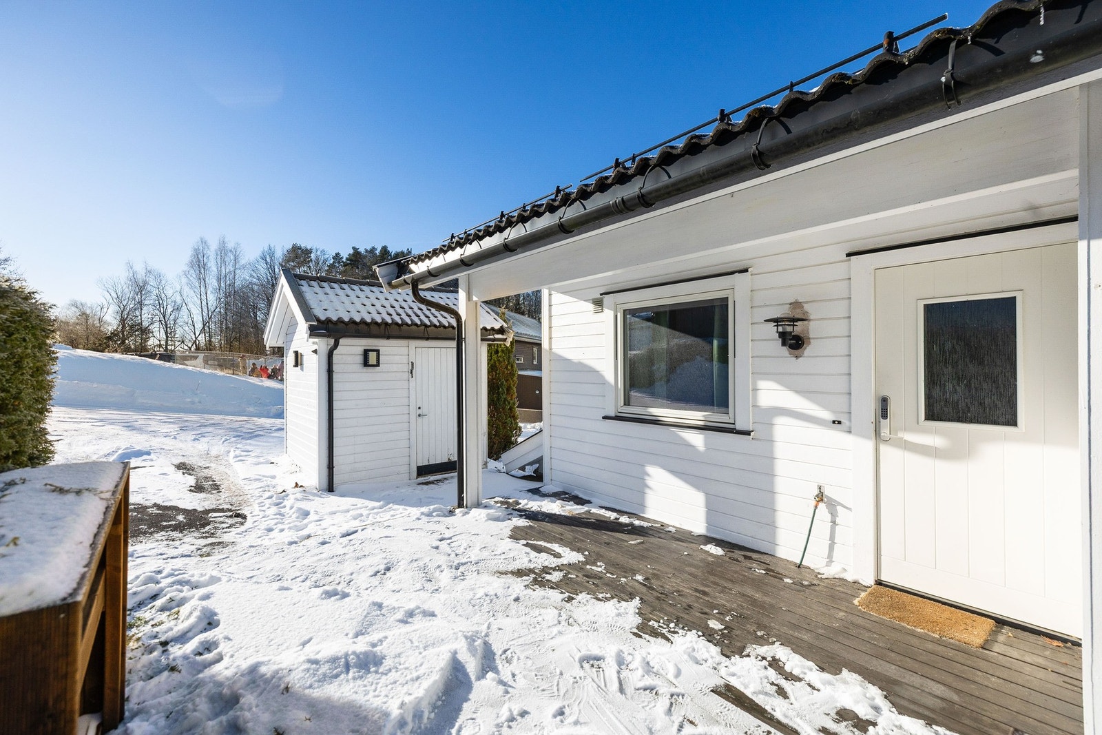 Terrasseplatting ved inngangspartiet med plass til sittemøbler. Galleribilde