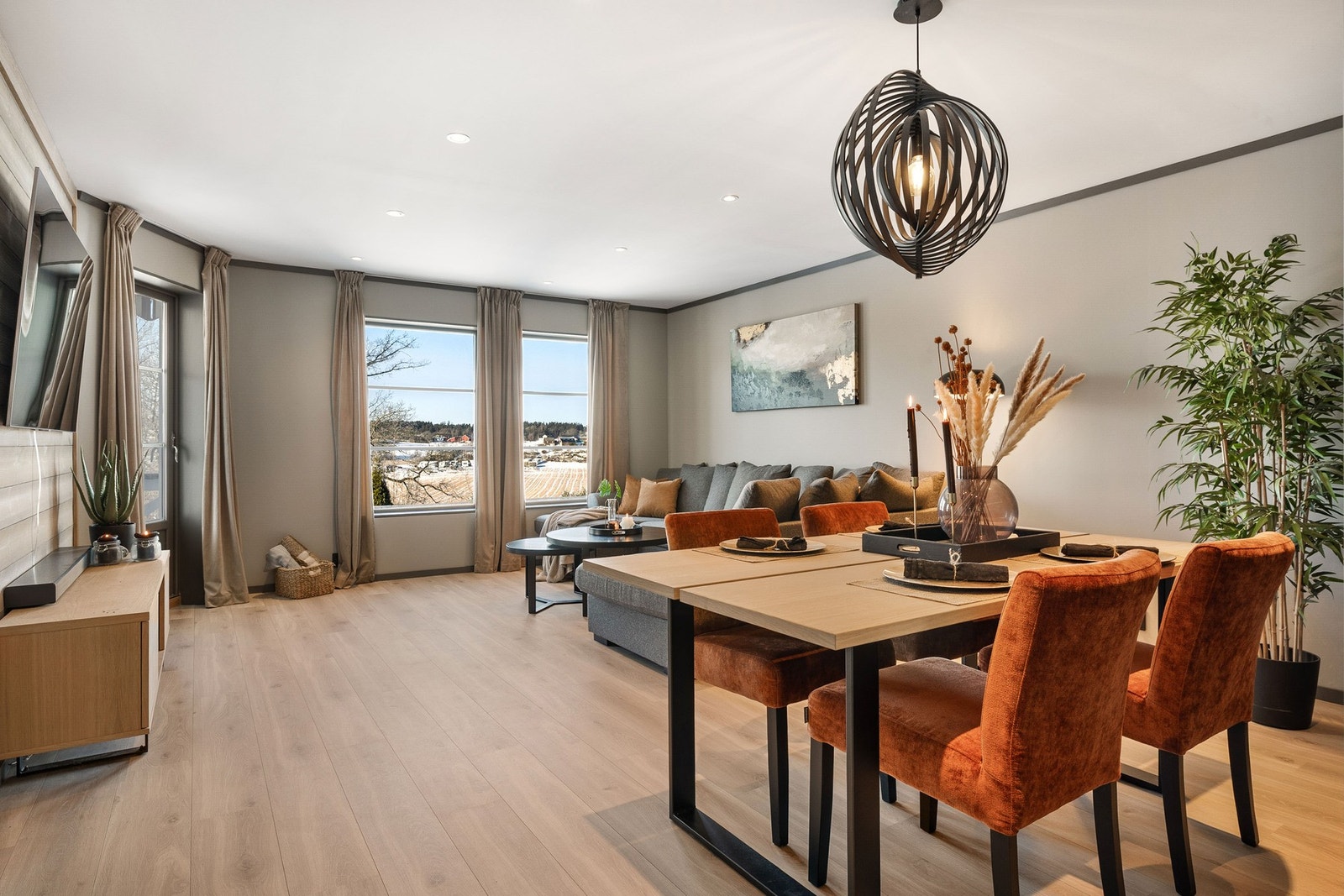 Romslig stue med dør til veranda og store vinduer som gir godt med naturlig lysinnslipp. Galleribilde