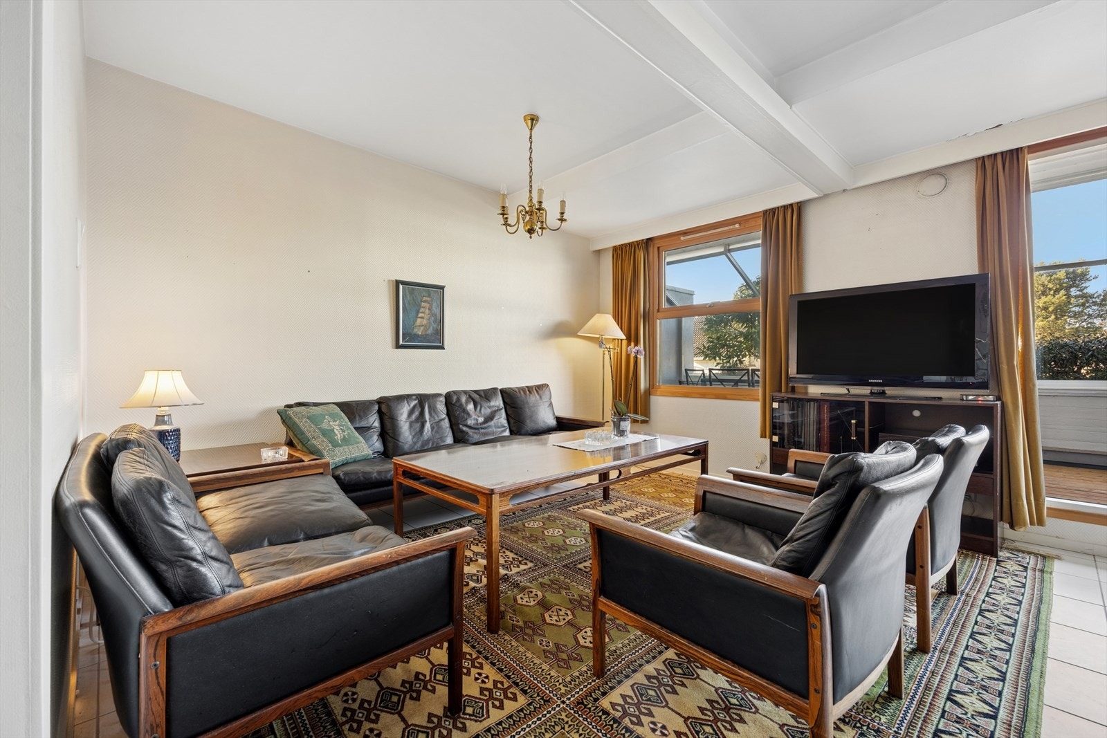 Stuen gir rikelig med plass til ønsket romdeling. Galleribilde