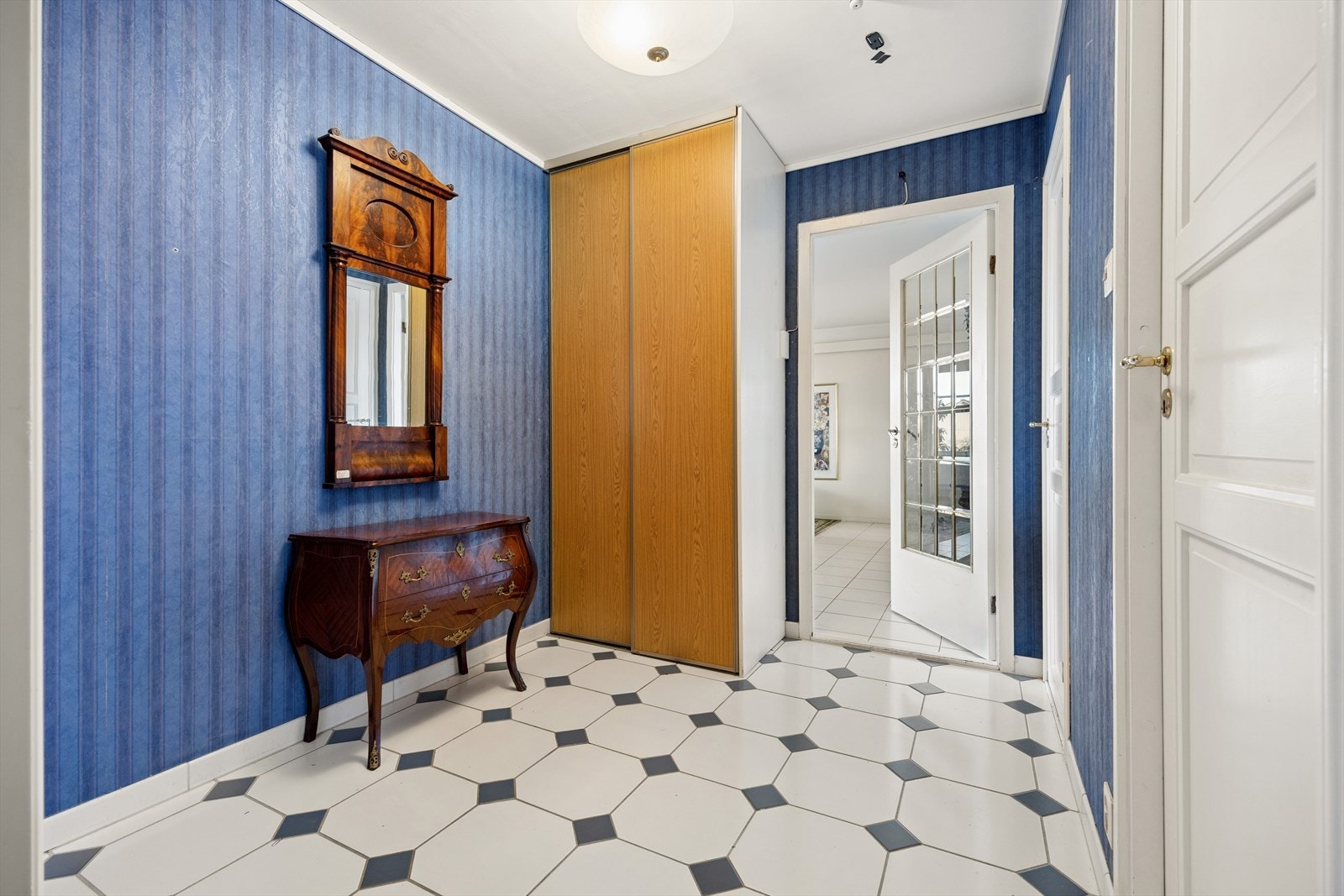 Entréen er av god størrelse med god plass til ønsket garderobeløsninger. Galleribilde