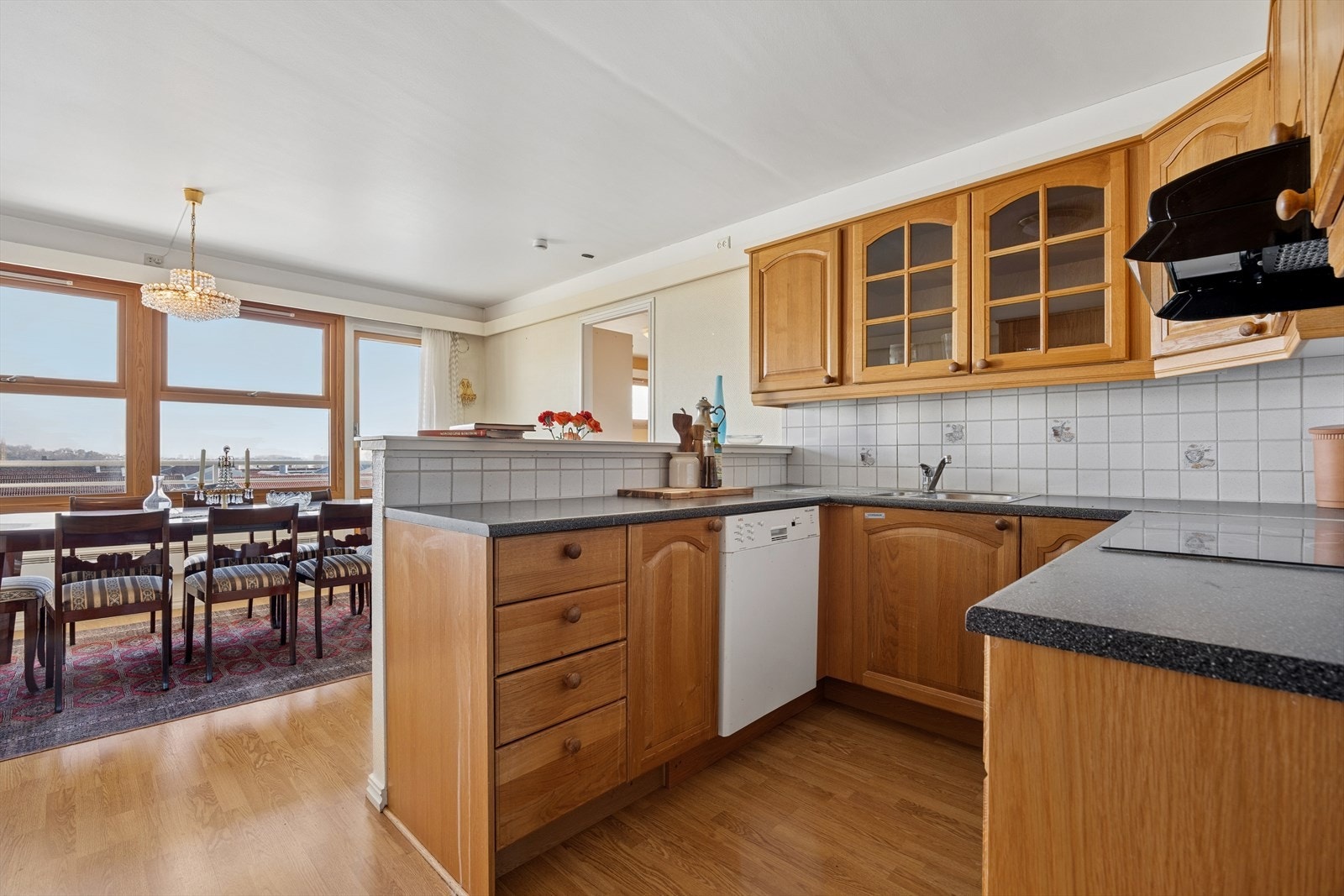 Kjøkkenet er avskjermet fra stuen - og byr på rikelig med benke- og skapplass. Galleribilde