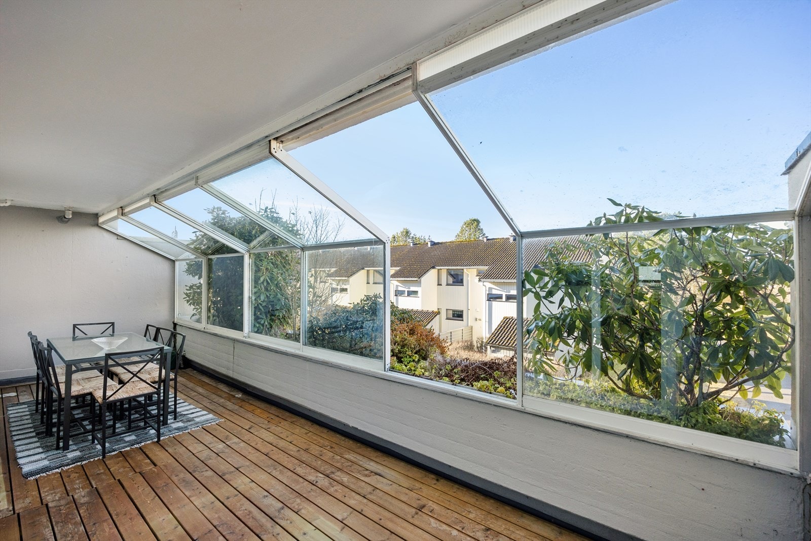 Balkongen er romslig - med plass til sofagrupper. Galleribilde