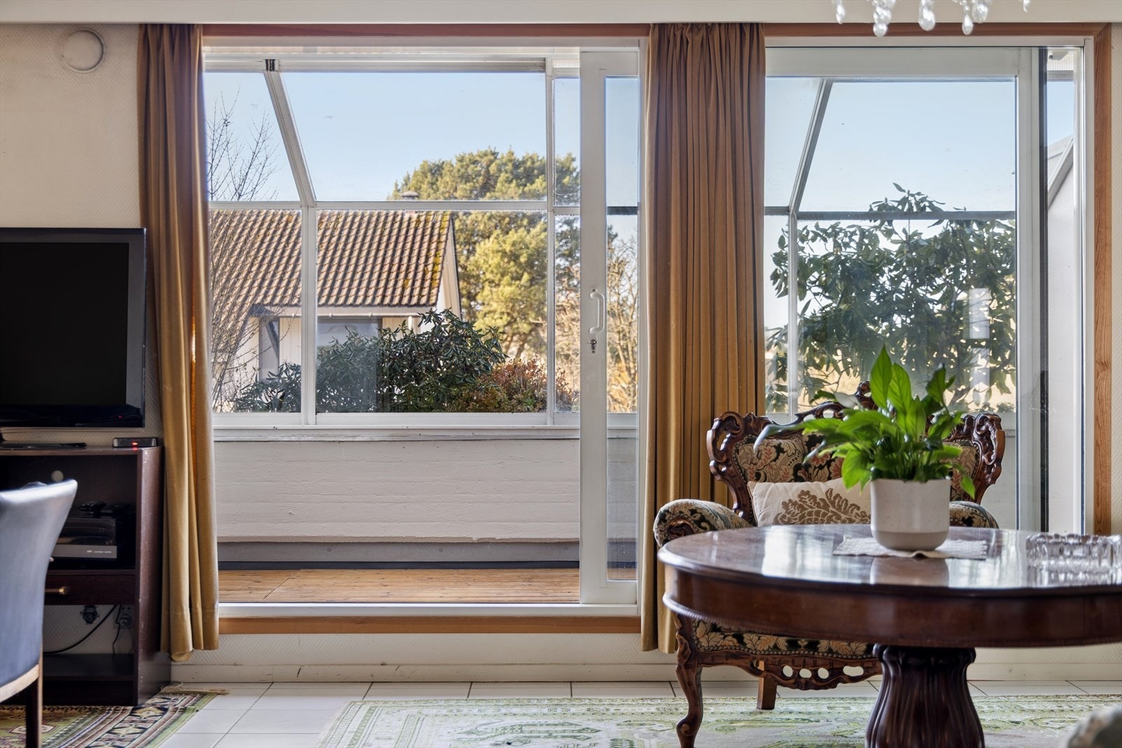 Stuen har utgang til en privat og avskjermet balkong. Galleribilde