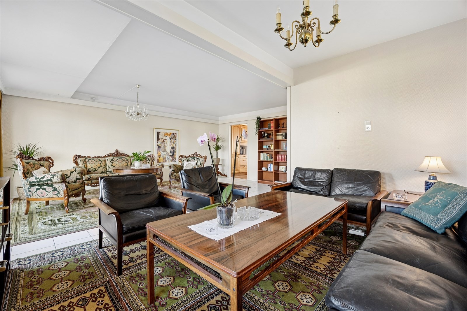 Plass til flere sittegrupper samt spisebord. Galleribilde