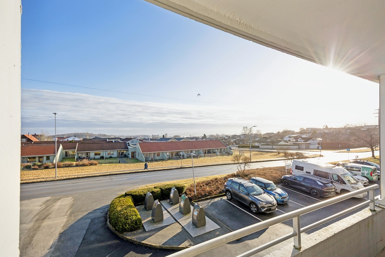 Leiligheten er fint plassert i blokken - og byr på en lekker utsikt utover bydelen. Galleribilde