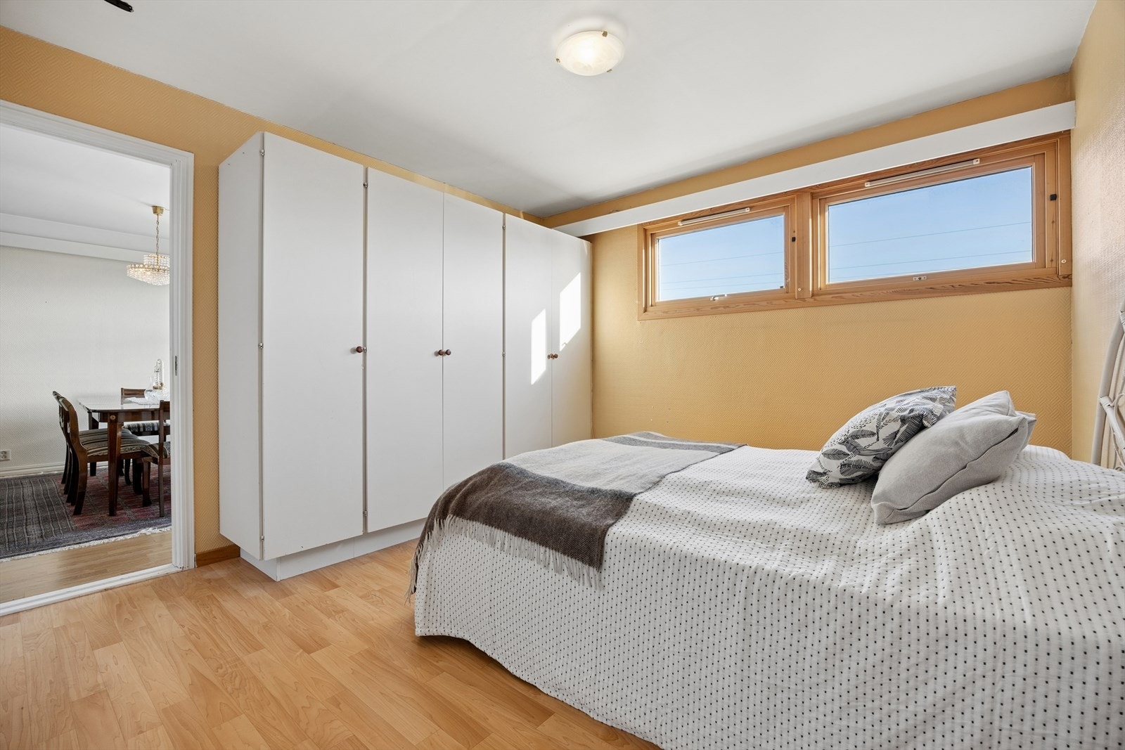 Boligen har nå to soverom - derav hovedsoverommet med inngang fra kjøkken/spisestue. Galleribilde