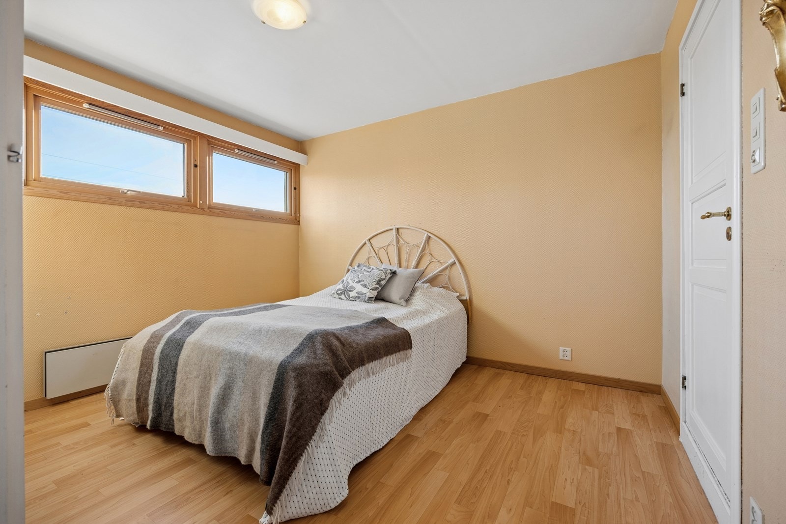 Rommet er av god størrelse med god plass til dobbeltseng og garderobeskap. Galleribilde