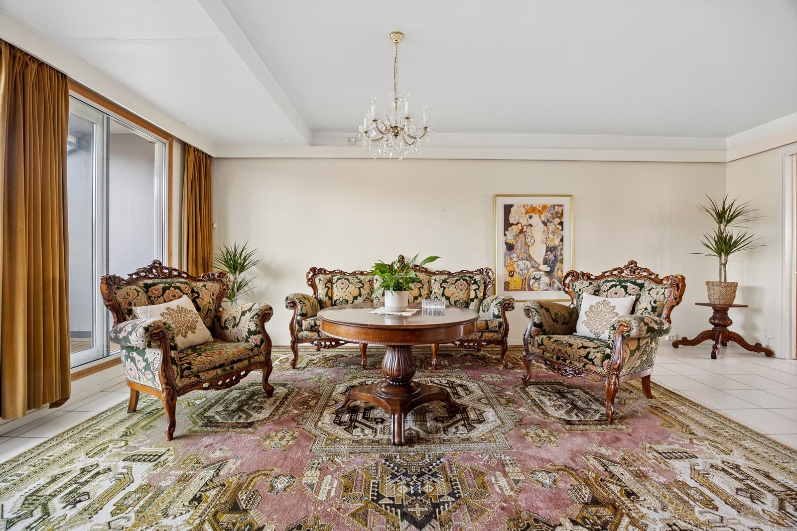 Leiligheten holder en klassisk stil - noen elementer er av eldre standard og oppgraderinger må påregnes. Galleribilde