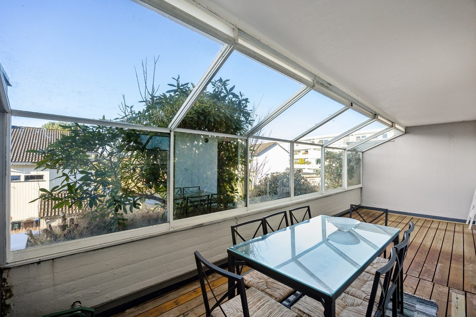 Balkongen er innglasset og i retning sørvest - perfekt for sol på sommerdagene som kommer. Galleribilde