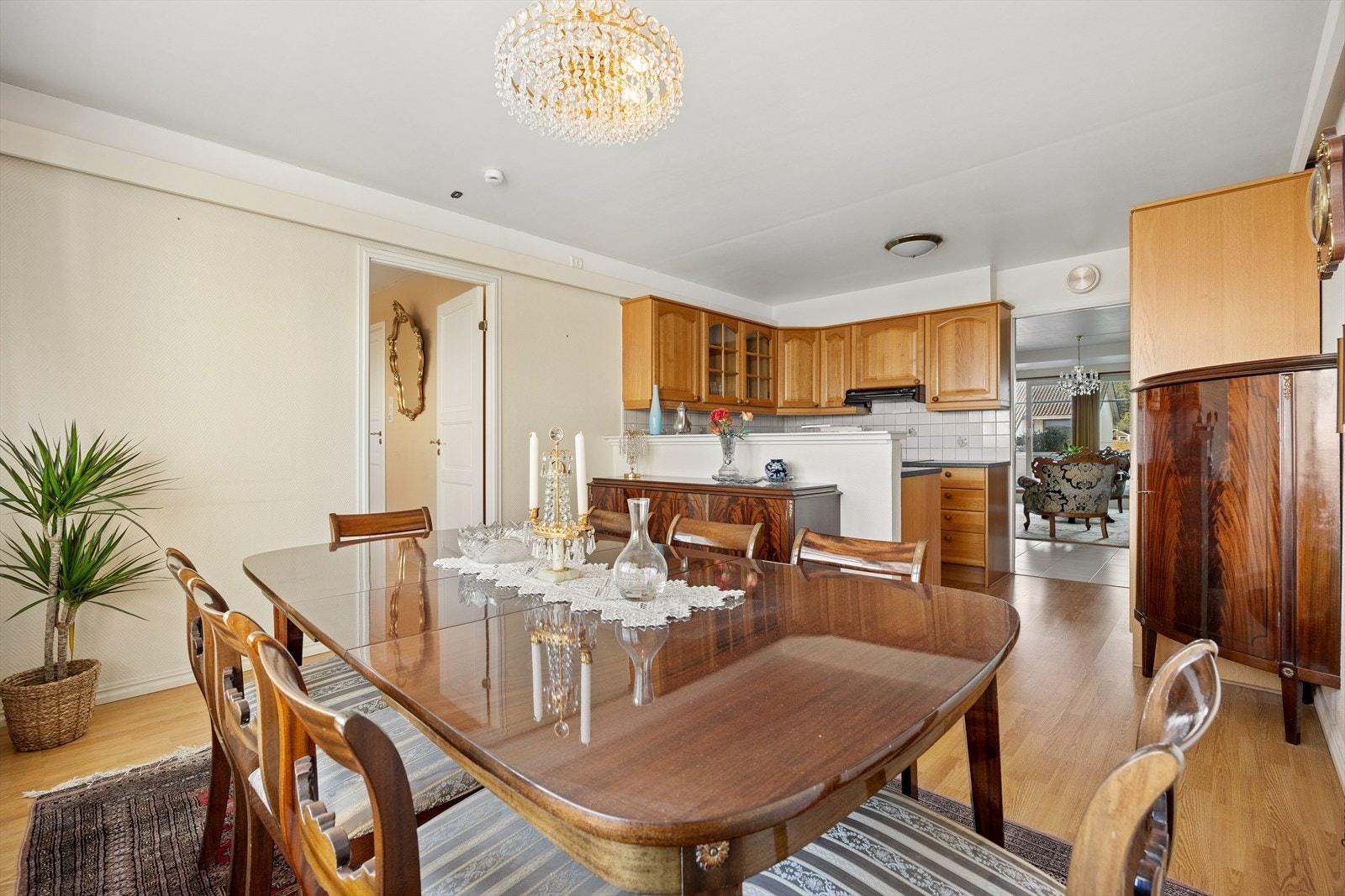 Her får man også plass til spisebord/frokostbord med vindusflater som slipper inn morgensolen. Galleribilde