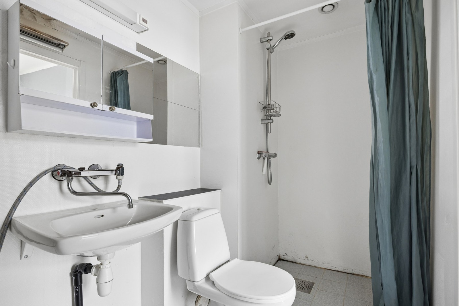 Gulvmontert WC, servant og speilskap. Galleribilde