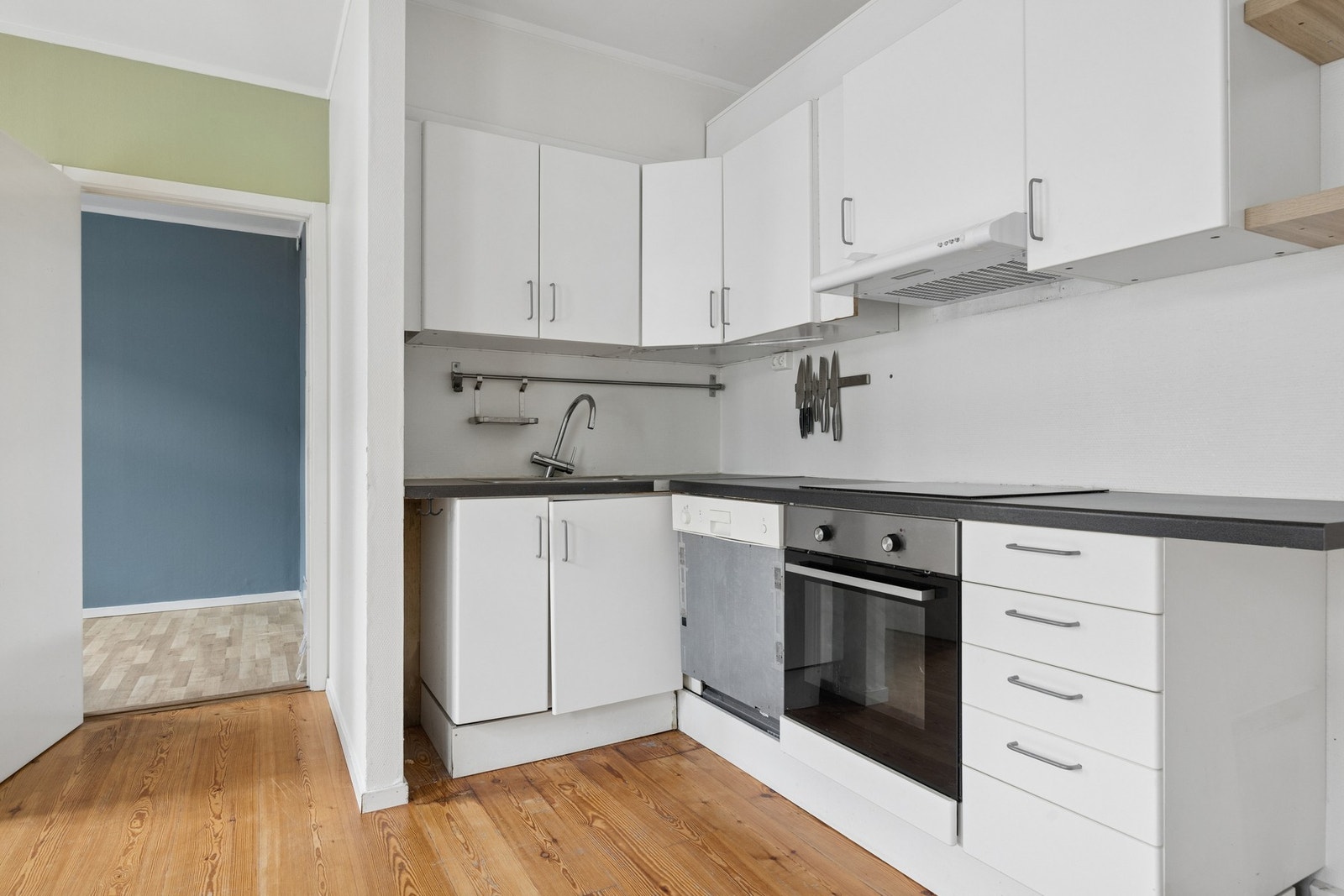 Lyst kjøkken med mye skapplass. Galleribilde