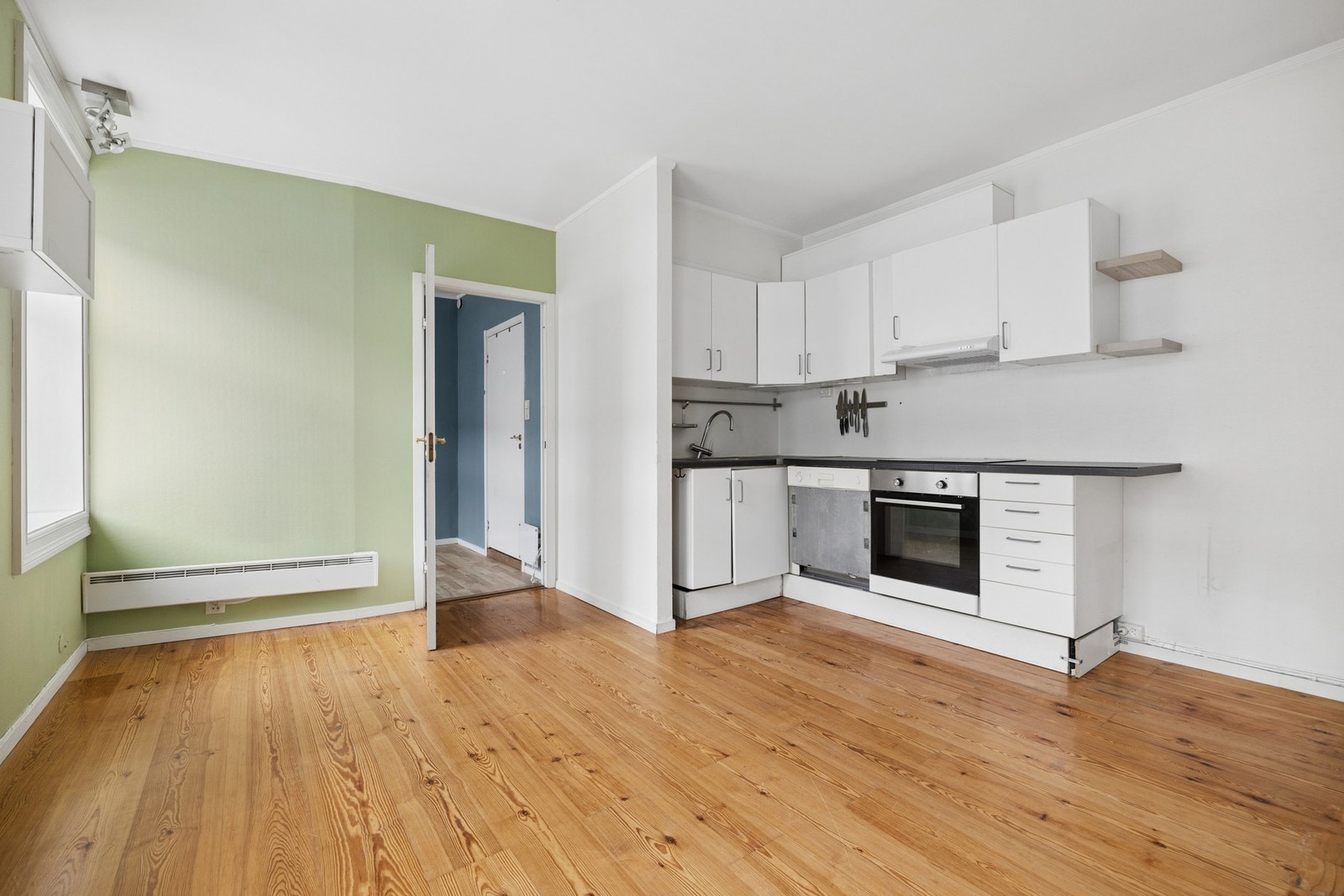 Leiligheten er sjarmerende med lyse fargevalg. Galleribilde