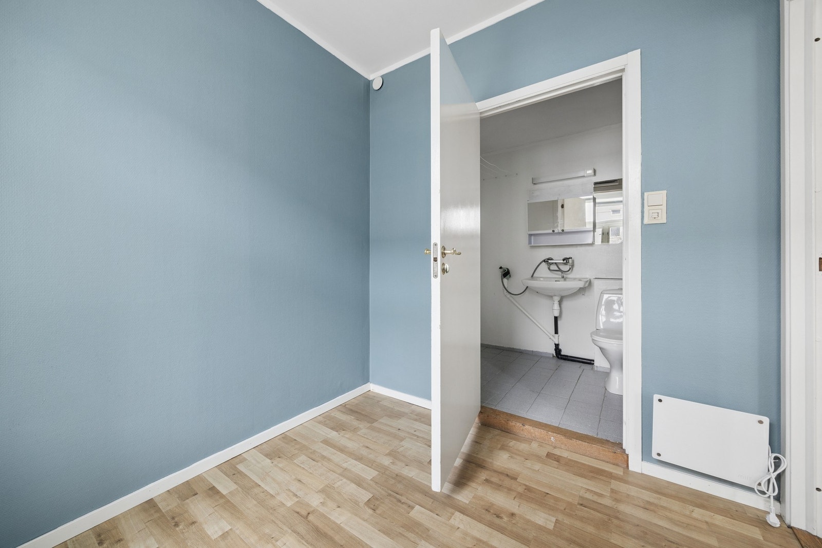 Direkte inngang til bad fra soverom. Galleribilde