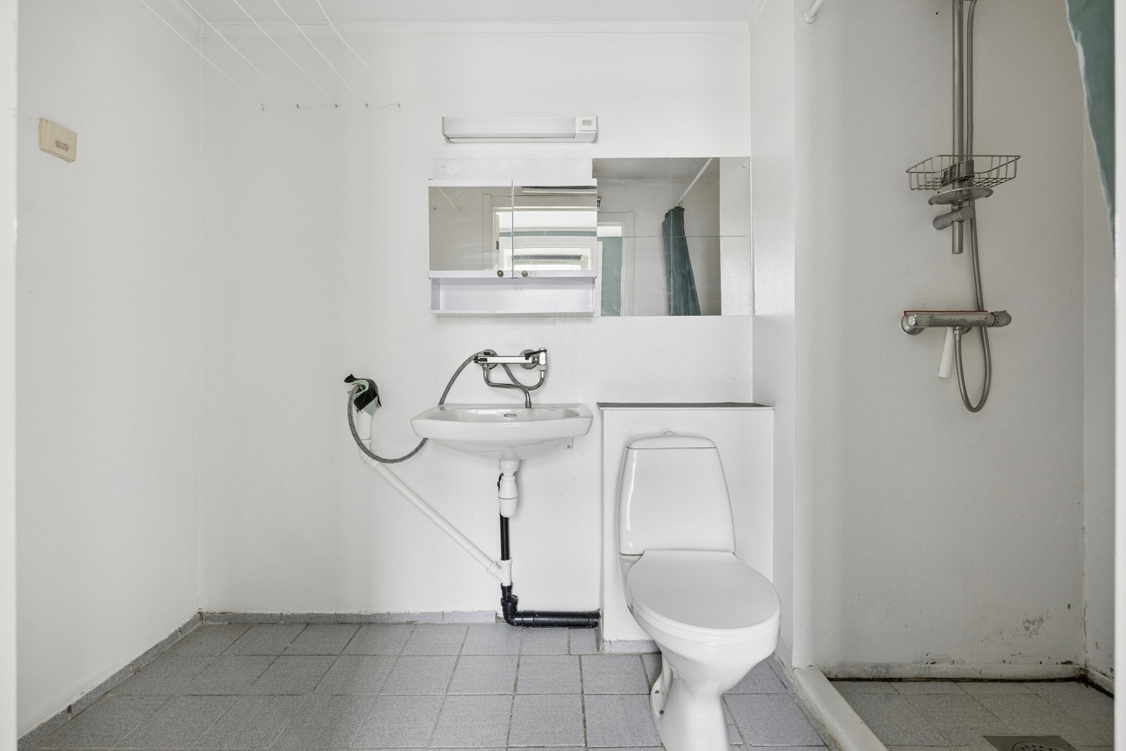 Flislagt bad med dusjnisje. Galleribilde