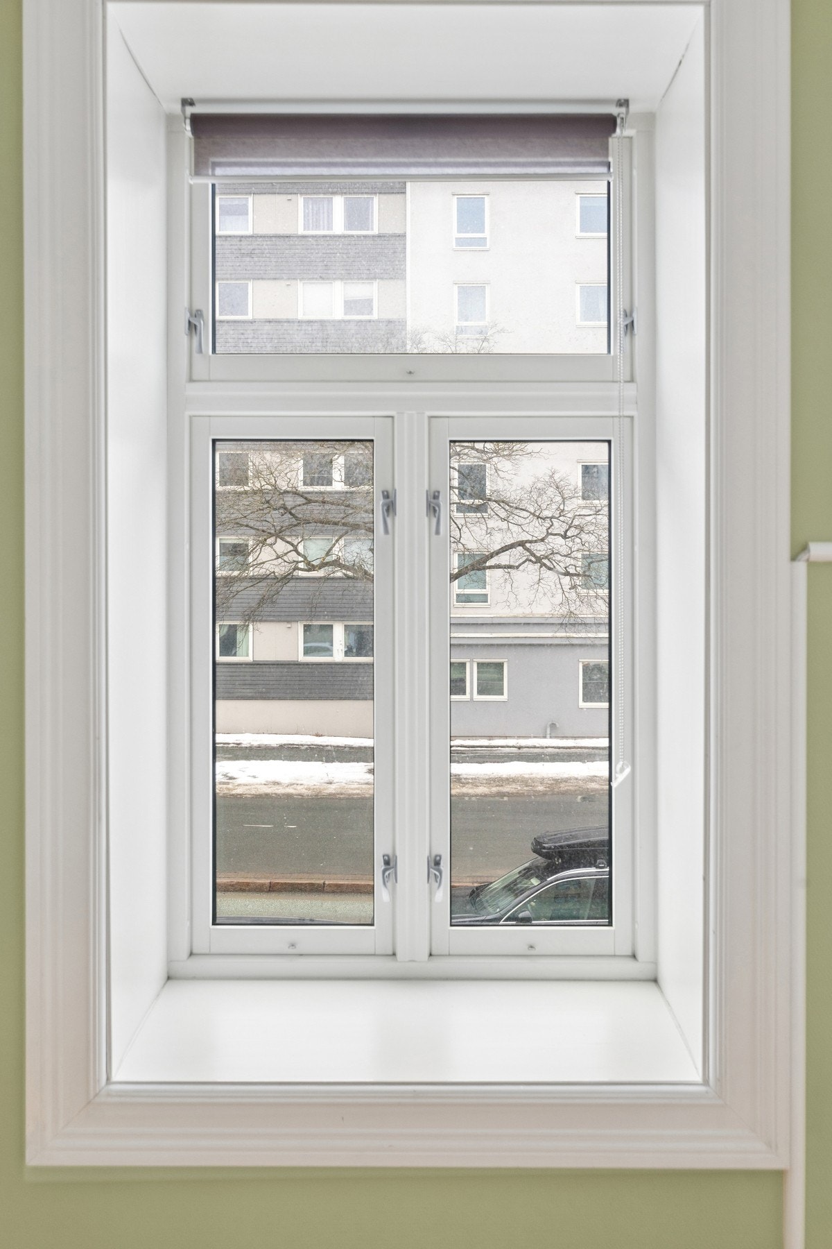 Store vindusflater som gir leiligheten mye naturlig lys. Galleribilde