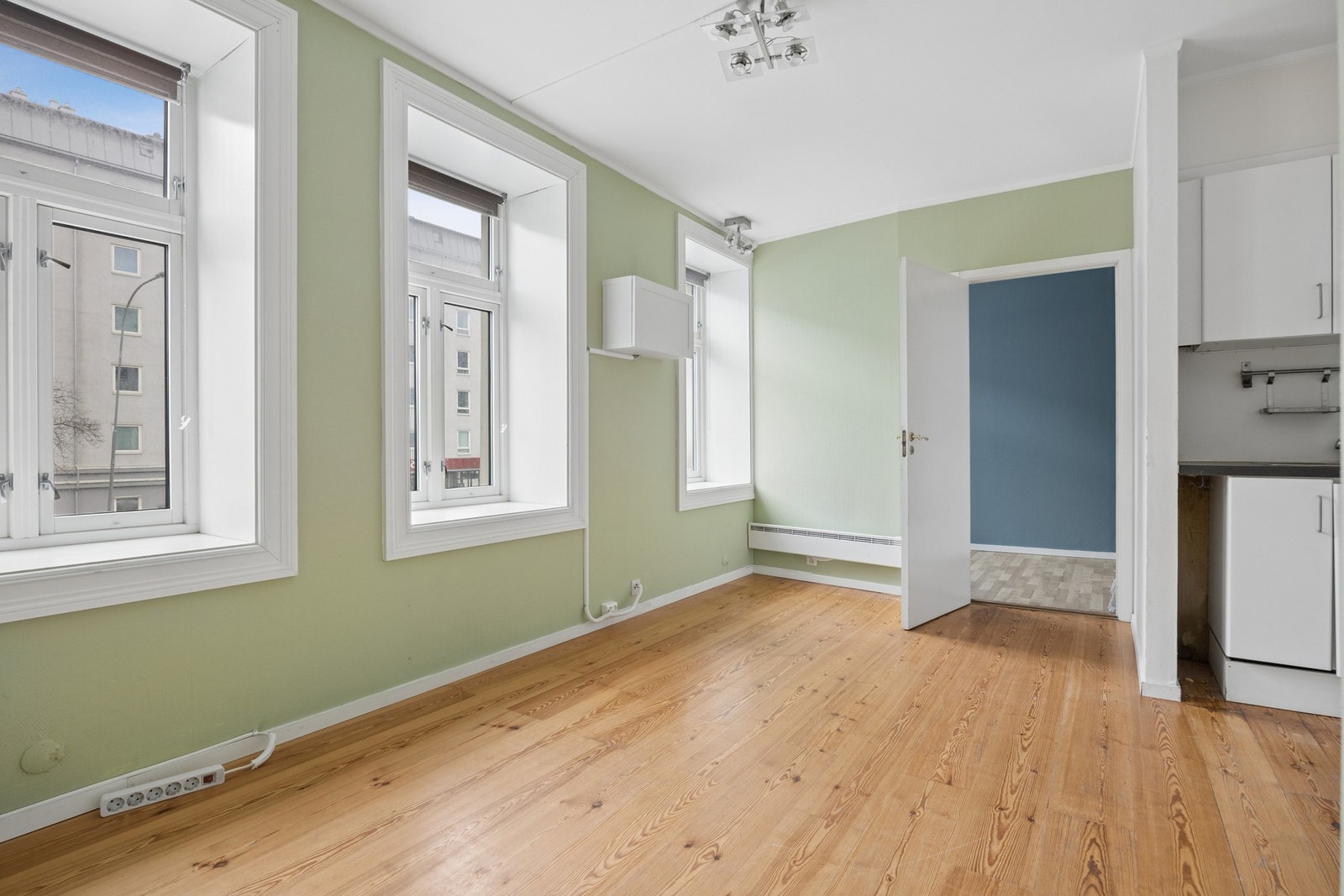 Store vindusflater gir et klassisk preg på leiligheten. Galleribilde