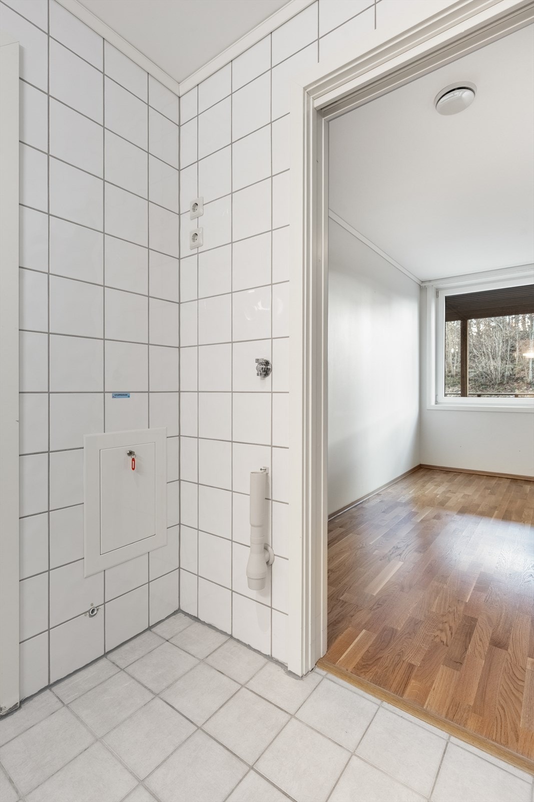 Opplegg for vaskemaskin og tørketrommel på badet Galleribilde