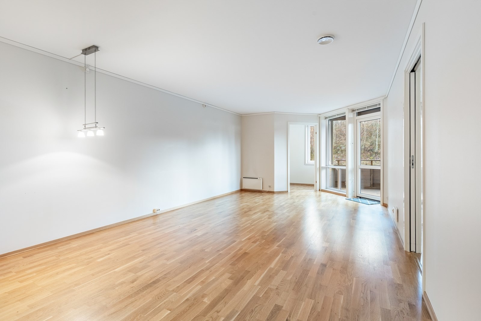Stue med utgang til solrik balkong Galleribilde