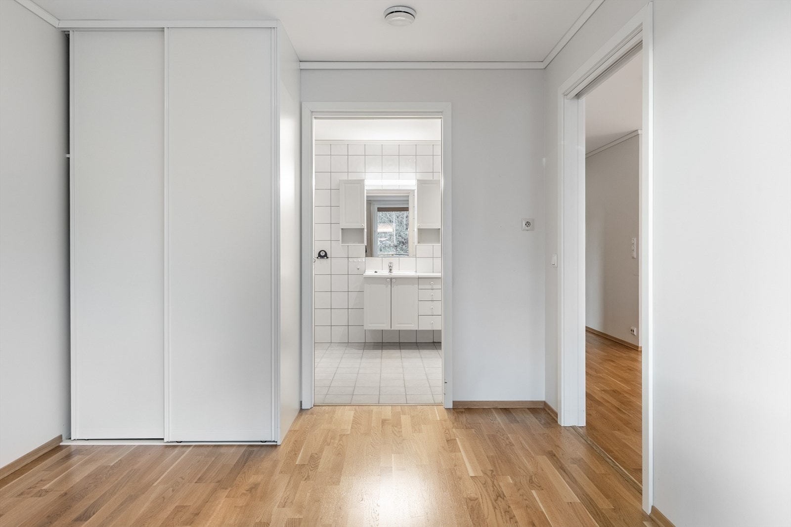 Fra hovedsoverommet er det direkte adkomst til badet. Garderobe med skyvedørsfronter på det ene garderobeskapet Galleribilde
