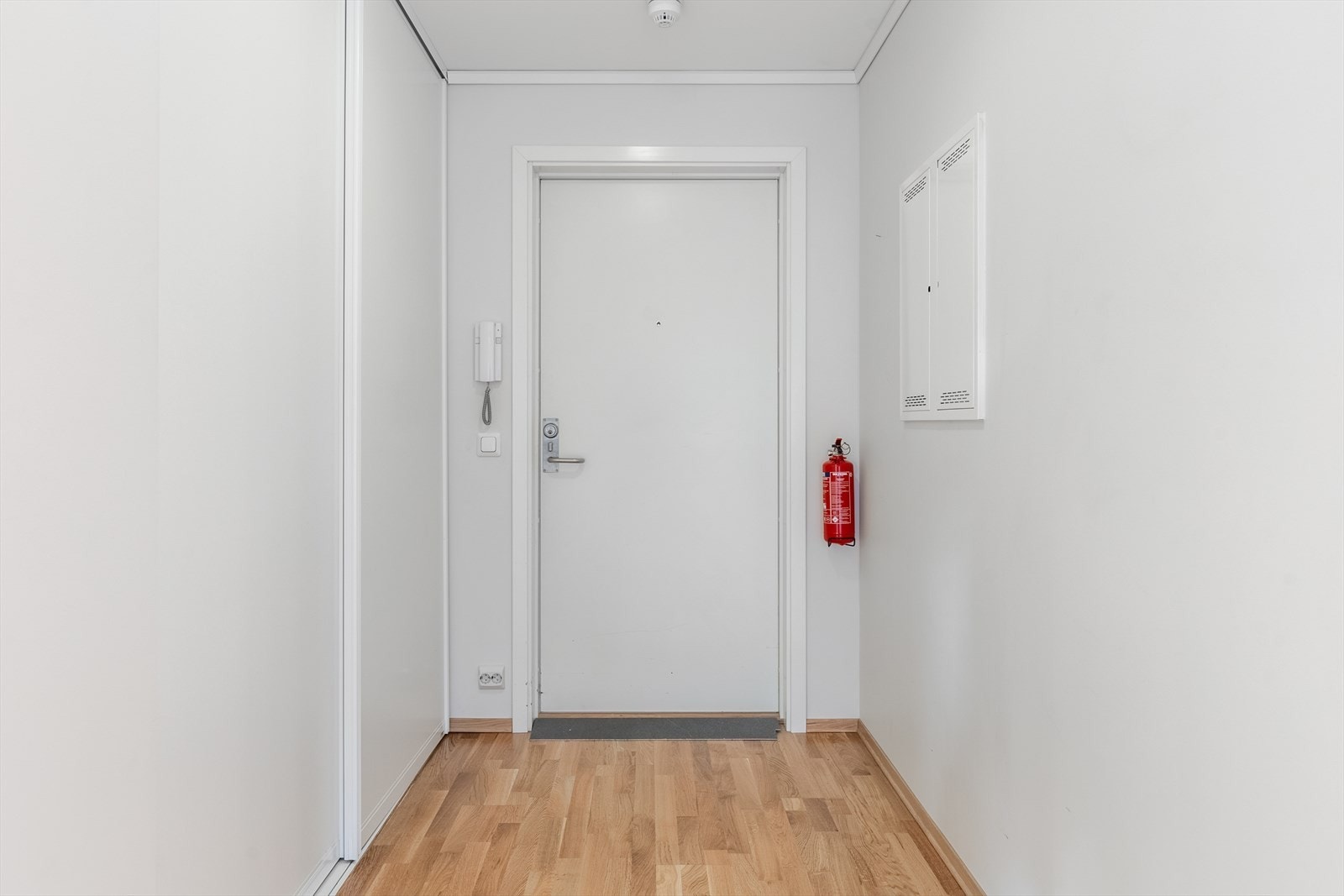 I gangen er det en romslig skyvedørsgarderobe for oppbevaring av klær og sko Galleribilde