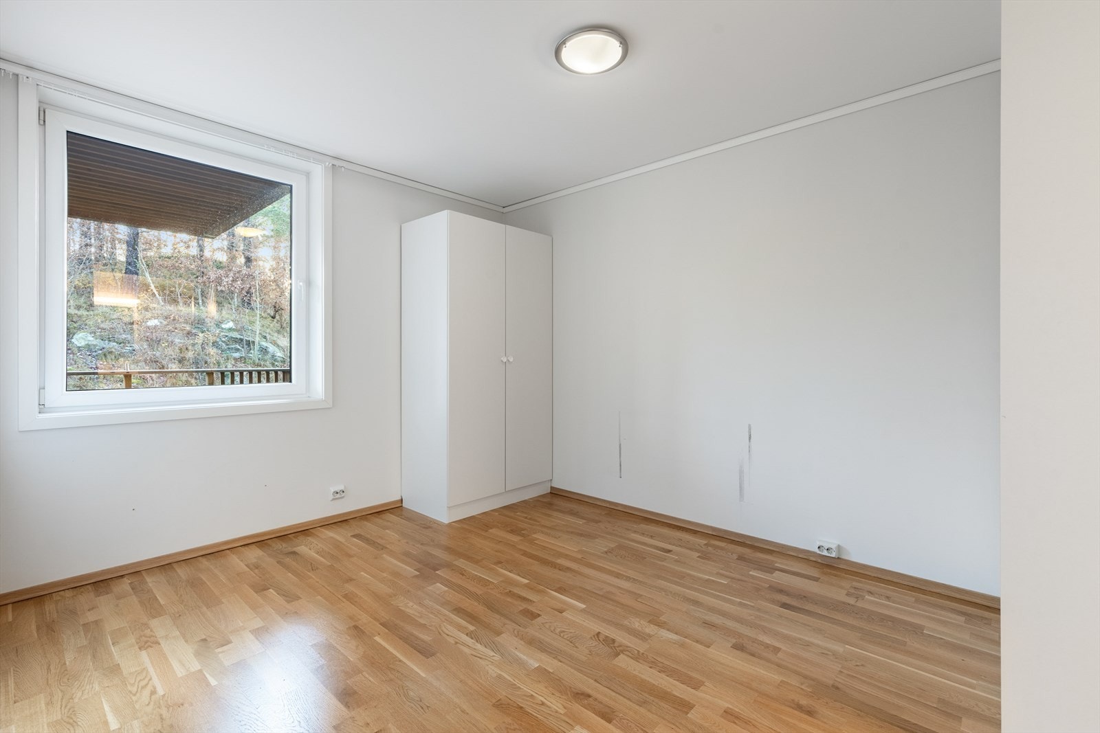 På hovedsoverommet er det god plass til dobbelseng, med garderobeskap på hver side av sengen Galleribilde