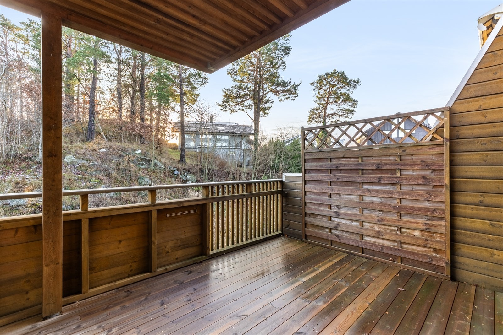 Romslig balkong med sol fra tidlig morgen til ca kl. 17.30 om sommeren. Galleribilde
