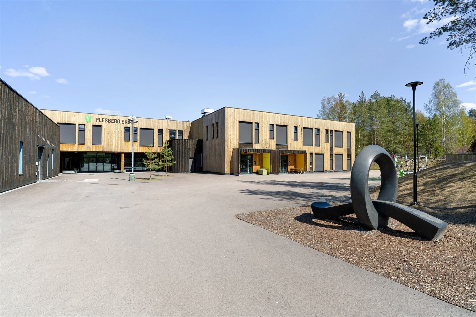 Moderne bygg som blant annet inneholder skole fra 1. til 10 trinn med tilhørende fasiliteter. Galleribilde