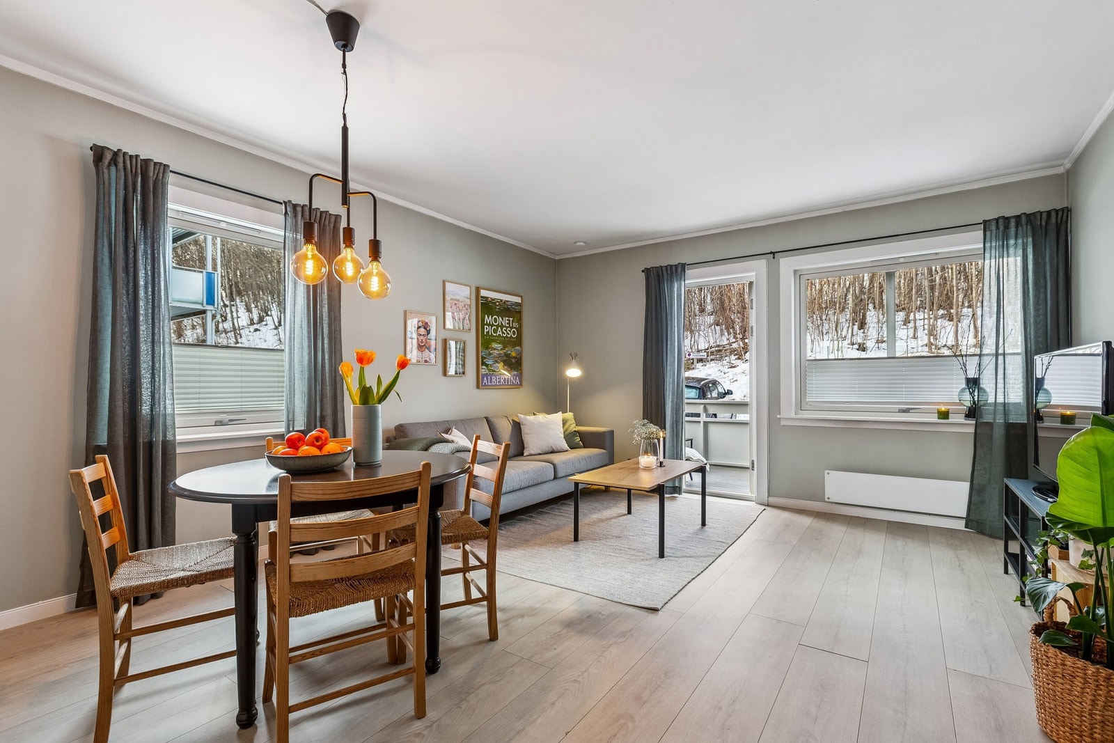 Stuen fremstår som lys og luftig. Her er det godt med naturlig lysinnslipp fra store vindusflater. Galleribilde