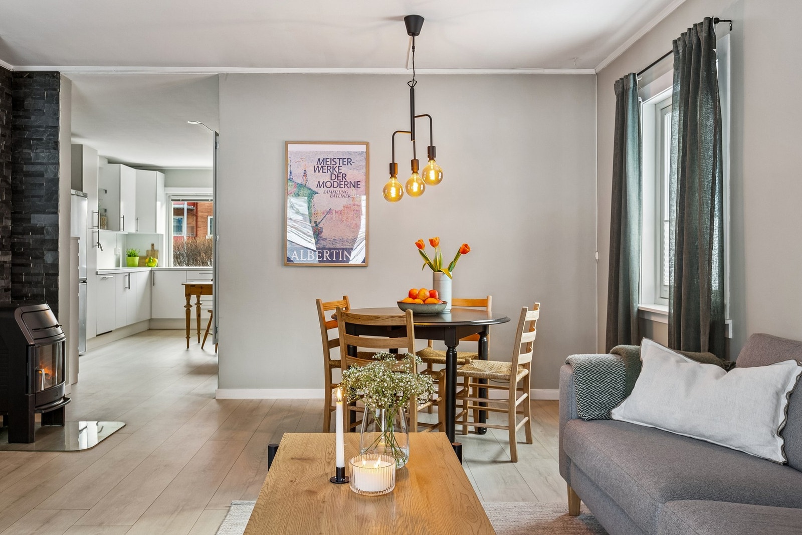 Varmekabler i gulv gir god komfort på kjøkken og i stue. Galleribilde