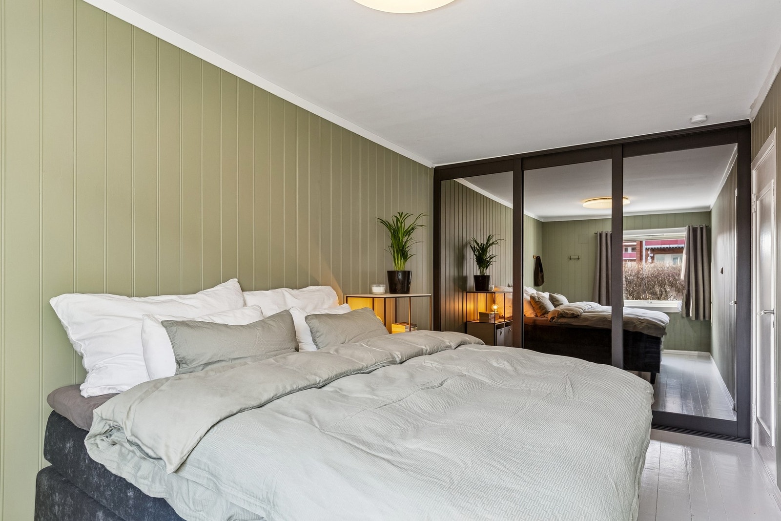 Soverommet har praktisk skyvedørsgarderobe fra Langlo, installert i 2022. Galleribilde