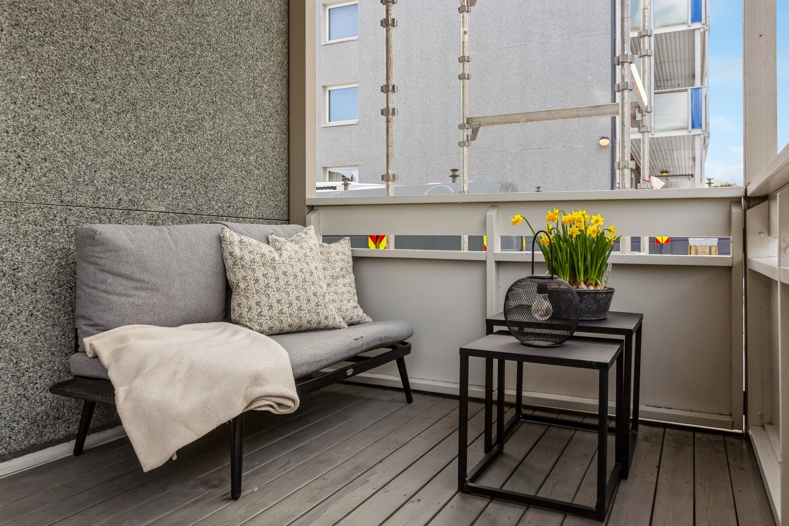 Terrassen har plass til utendørs sittegruppe. Galleribilde