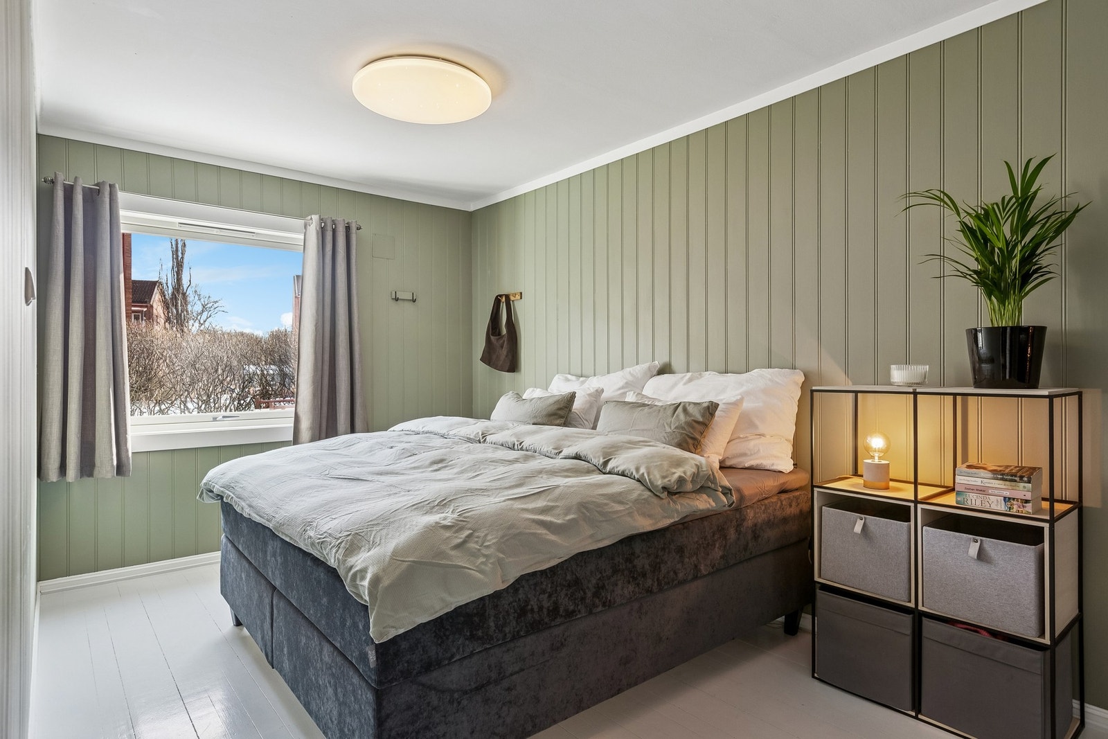 Romslig soverom med god plass til dobbeltseng og nattbord. Galleribilde