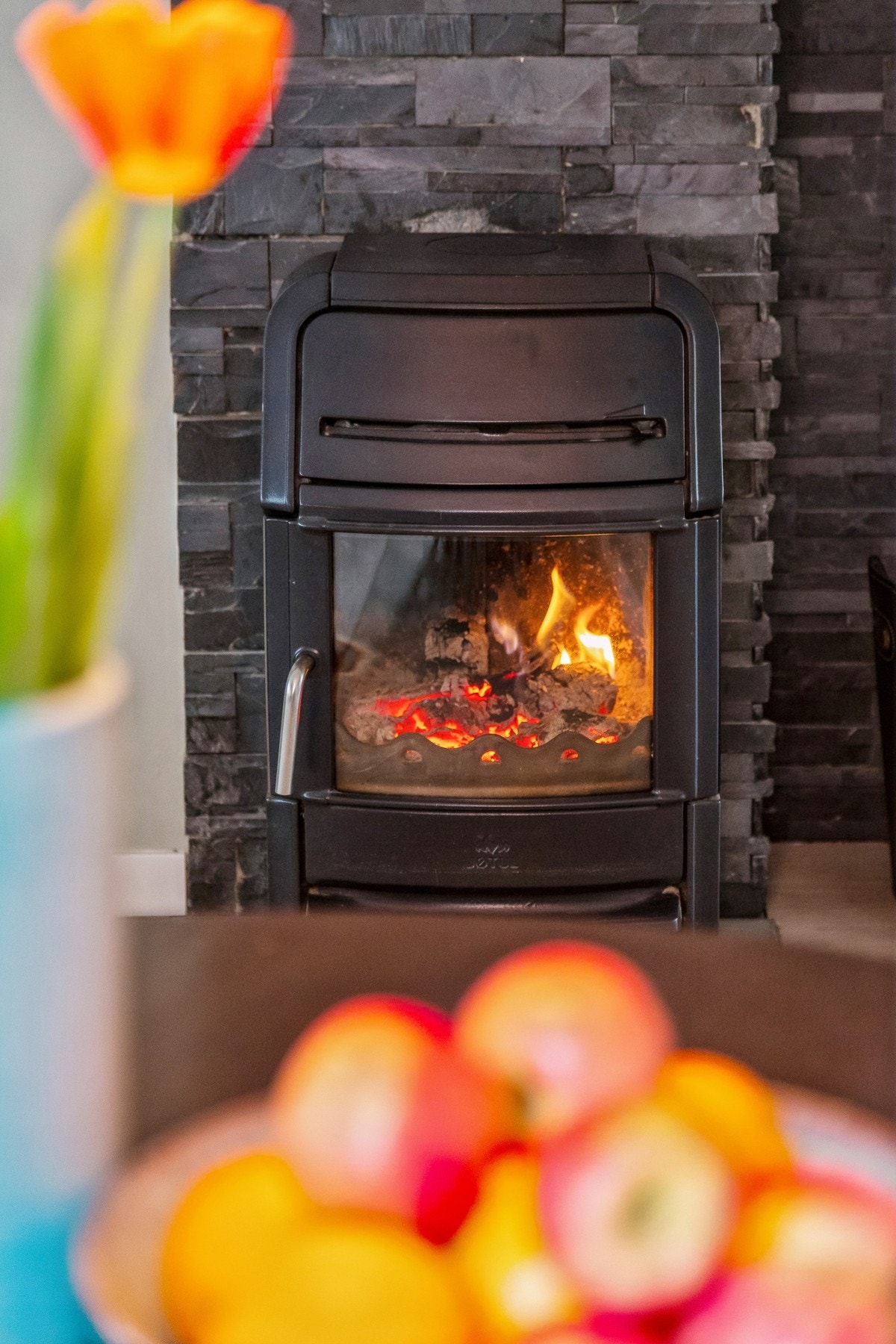 På de kaldere dagene kan du få godt med varme fra vedovnen. Galleribilde