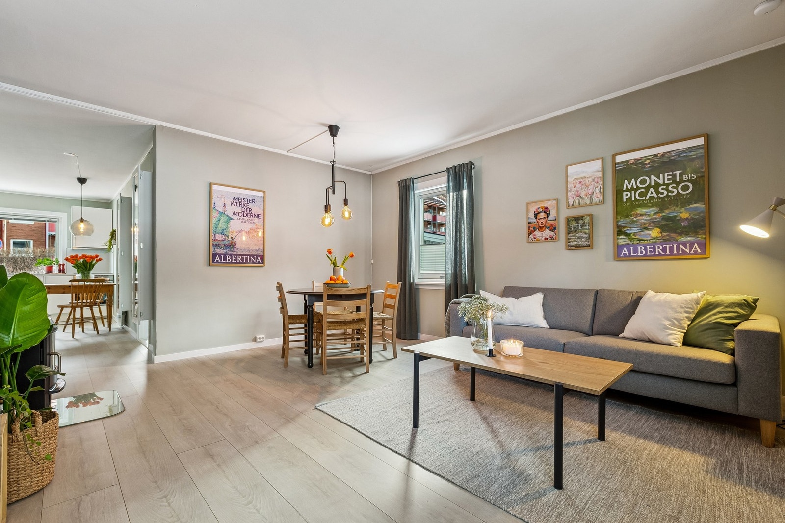 Åpen løsning mellom stue og kjøkken skaper naturlige møbleringssoner, og gir en godt gjennomlyst bolig. Galleribilde