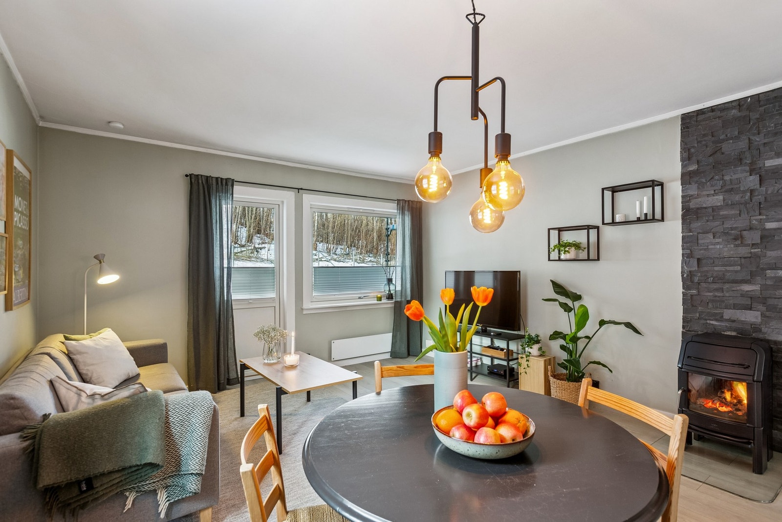 Rommets utforming gjør det enkelt å møblere, det er godt med plass til både sofagruppe med tilhørende møblement - samt spisegruppe. Galleribilde