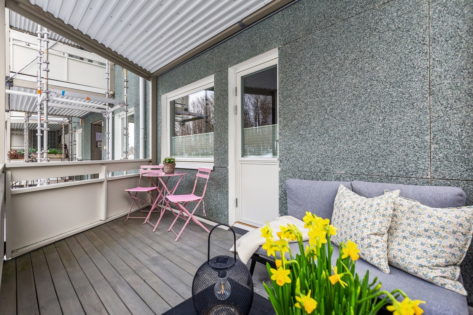 Fra stuen er det utgang til en romslig terrasse. Galleribilde