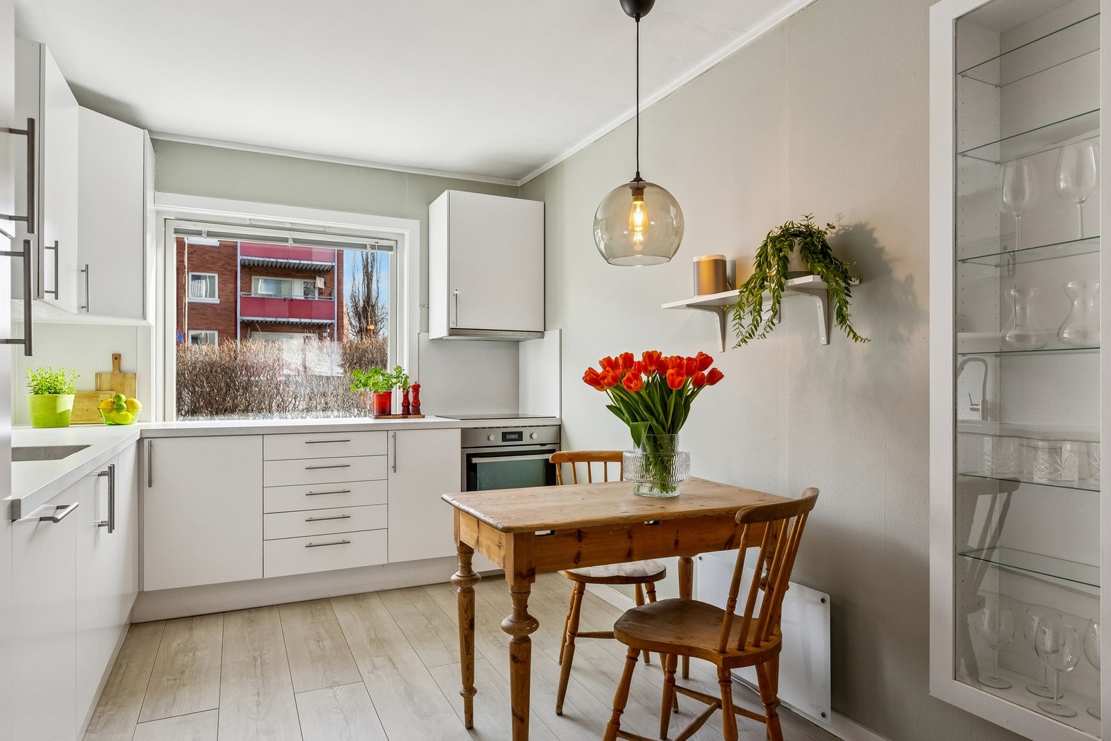 På kjøkkenet er det også plass til en mindre spisegruppe. Galleribilde