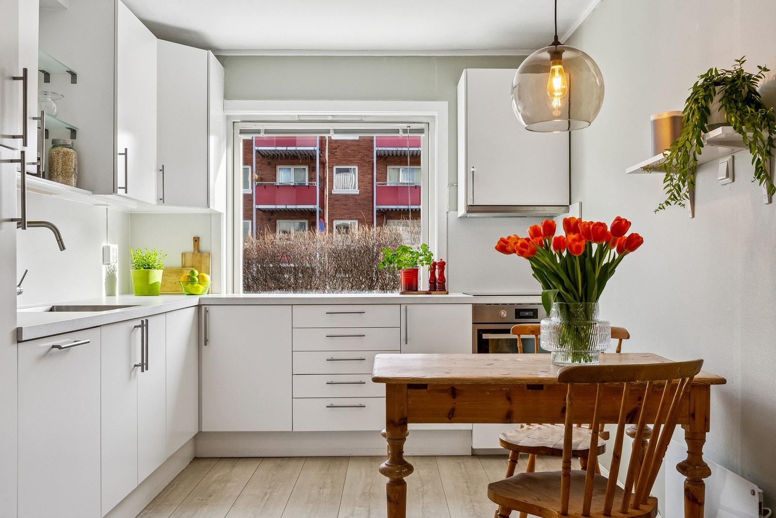 Tidløst kjøkken med en praktisk utforming. Her er det rikelig med oppbevaringsplass, samt store benkeflater. Galleribilde