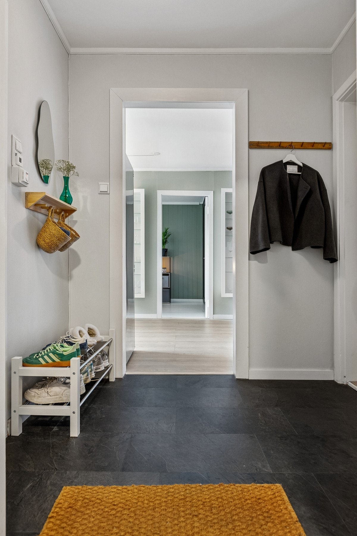 Innbydende entré med god plass til å henge fra seg yttertøy og sette fra seg sko. Galleribilde